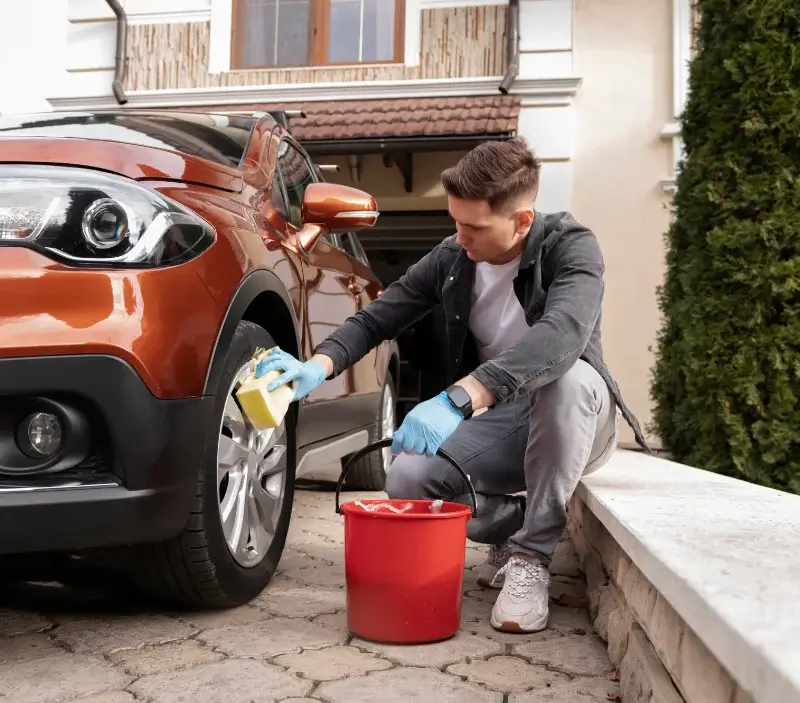 Lavage auto à domicile Belmont-sur-Rance : professionnel intervenant sur un véhicule